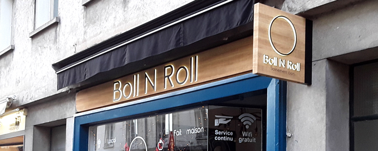 Nouvelle enseigne et drapeau pour Boll 'N Roll qui habille sa façade d'un effet bois et de lettrage lumineux