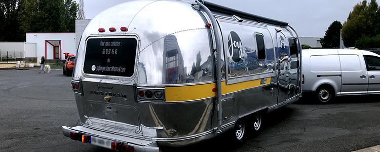 Covering sur une caravane Airstream pour Joy Burger Tours (37)