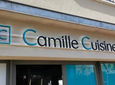 Conception et pose de l'enseigne pour la nouvelle agence Camille Cuisines.