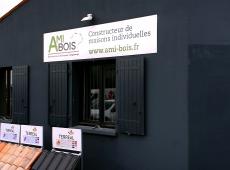 Pose de panneaux plats et vitrophanie pour l'agence Ami Bois de La Rochelle.