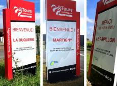 Les totems situés aux entrées et sorties des parcs d'activités de Tours Métropole Val de Loire changent d'identité graphique et nous sommes chargés de leur appliquer de nouveaux adhésifs.