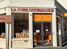 LA CURE GOURMANDE a ouvert au début de l'été et nous a fait confiance pour la réalisation de son enseigne sur lisses et des visuels aux couleurs de leur magasin.