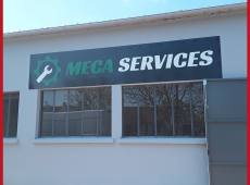 Identification des locaux de Méca Services avec trois panneaux de grande taille en impression direct sur notre machine à plat !