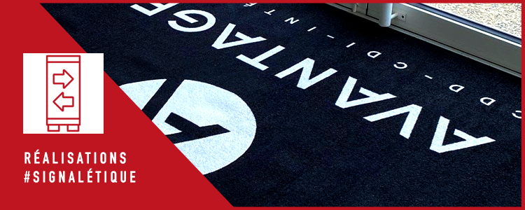En plus de votre signalétique intérieure, nous pouvons aussi vous fournir des tapis personnalisés avec votre logo !