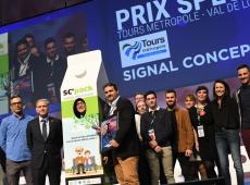 Remise du prix spécial Tours Métropole Val de Loire pour l'équipe de Signal Concept en présence de Jean-Luc Galliot (photo NR COM)