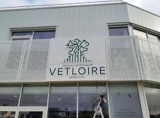 Réalisation de l'enseigne pour la clinique VETLOIRE de Saint-Cyr-sur-Loire.