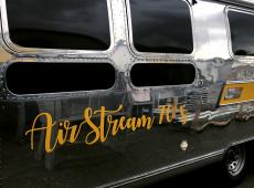 Covering sur une caravane Airstream pour Joy Burger Tours (37)