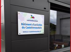Suite au changement de logo du Castelrenaudais, nous avons réaliser des panneaux identifiants les différents bâtiments et commerces de la commune.