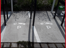 Le site d'EDF nous a fait confiance pour la conception de leur parking vélos cargo avec des arceaux personnalisés et du marquage en thermocolle reprenant le même pictogramme crée par nos graphistes.