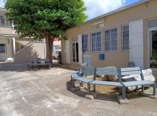 Nous avons réalisé plusieurs bancs, banquettes et corbeilles pour ce collège de la Martinique dont certains sur mesure afin d'être adaptés aux installations actuelles.