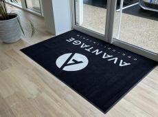 En plus de votre signalétique intérieure, nous pouvons aussi vous fournir des tapis personnalisés avec votre logo !