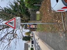 Nous réalisations la pose complète des ensembles de signalisation, comme ici pour la ville de Chambray-lès-Tours.