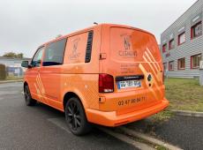 Nous avons réalisé le total covering du véhicule MAISON CLÉMENT dans de magnifiques teintes d'orange.