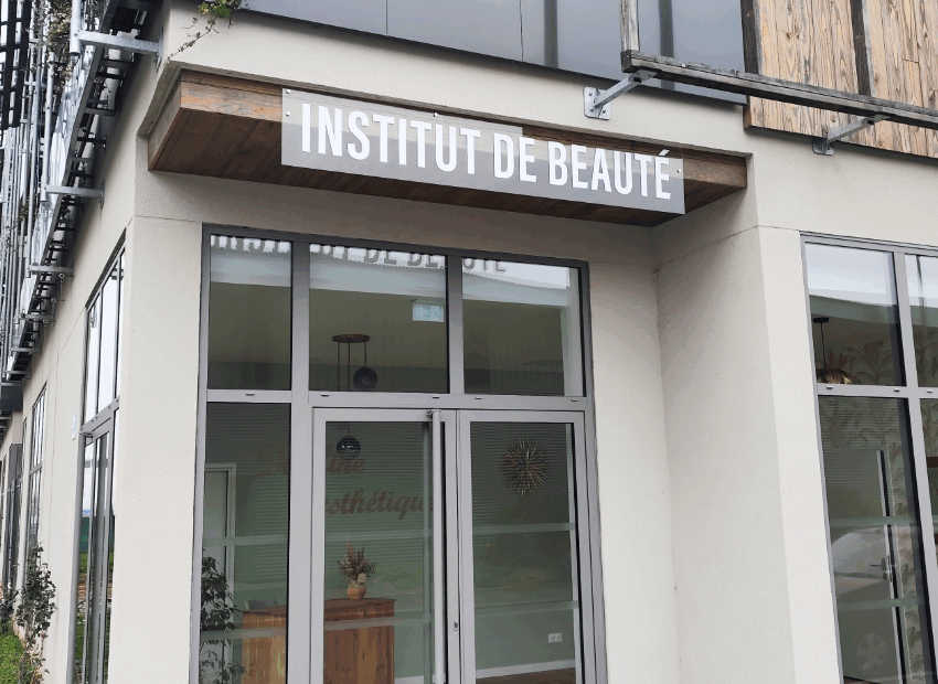 Enseigne plexiglass avec décor adhésif