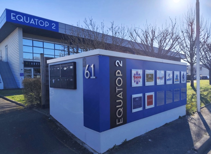 Découvrez notre réalisation pour EQUATOP : enseignes, panneaux, bi-mâts et plaques PMMA. Un projet global de signalétique d'entreprise.