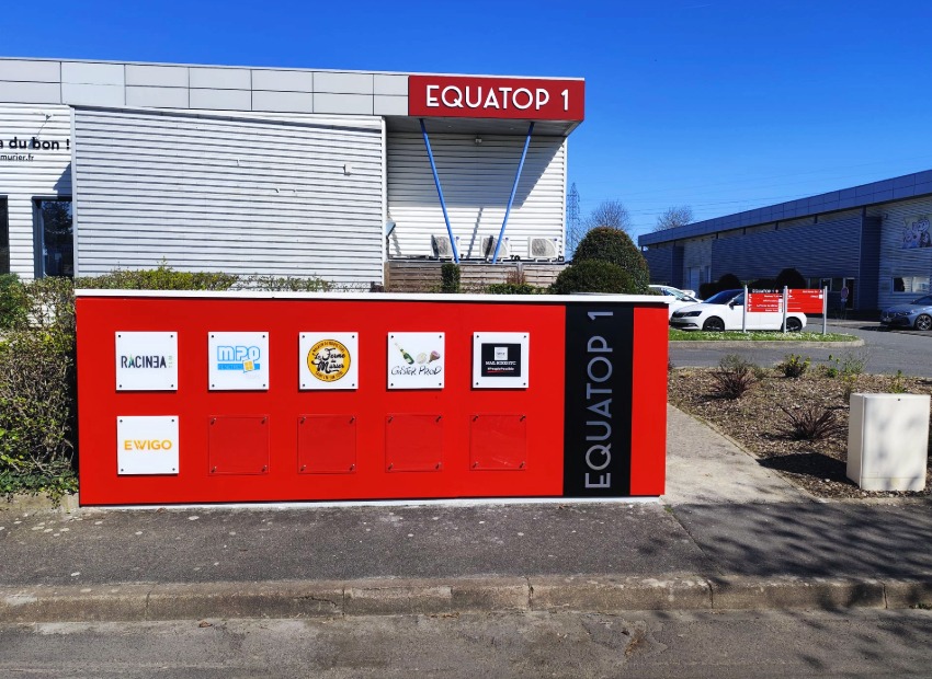 Découvrez notre réalisation pour EQUATOP : enseignes, panneaux, bi-mâts et plaques PMMA. Un projet global de signalétique d'entreprise.