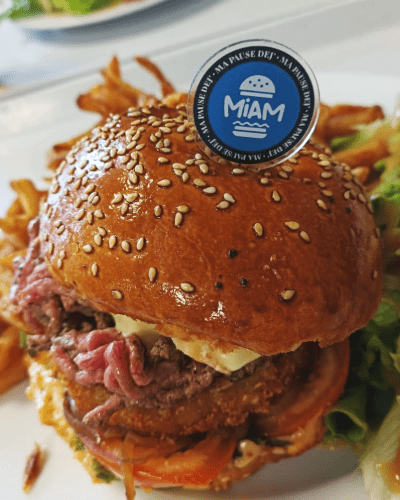 Nos équipes ont fabriqué des pics à burger en plexiglas compatible alimentaire, pour notre client Ma Pause Déj' Tours nord